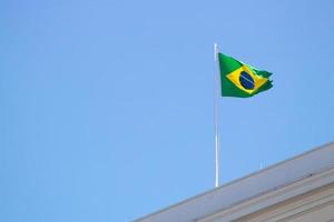 bandiera brasiliana all'aperto in cima a un edificio sulla spiaggia di copacabana.