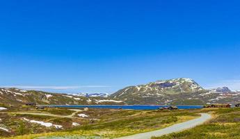 vavatn lago panorama paesaggio capanne montagne innevate hemsedal norvegia.