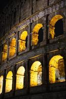 colosseo di roma di notte foto
