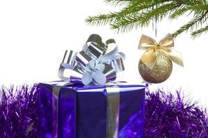 scatola con Natale regalo e decorazioni foto