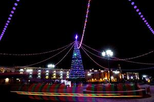 principale Natale albero e festivo illuminazione su sovietico piazza nel grodno foto