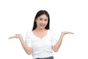 giovane asiatico bellissimo donna nel bianca camicia Spettacoli mano per presente qualcosa mentre Lavorando isolato su bianca sfondo. foto