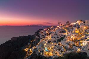 sorprendente sera Visualizza di santorini isola. panorama di estate tramonto paesaggio a il famoso destinazione oia, Grecia. viaggio concetto sfondo. fantastico estate vacanza o vacanza, sera Visualizza foto