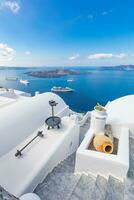 sorprendente sera Visualizza di santorini isola. panorama di estate tramonto su il famoso greco ricorrere fuoco, Grecia, Europa. lusso viaggio concetto sfondo. estate vacanza o vacanza, fantastico scena foto