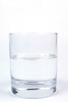 un' bicchiere di acqua seduta su un' bianca superficie foto