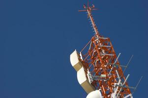 un' Torre con antenne foto