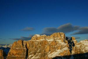 un' nevoso montagna foto