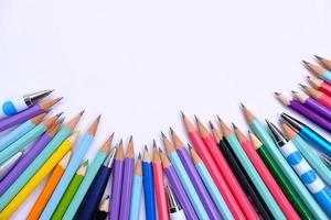penna e matita, attrezzatura per ufficio sullo sfondo del tavolo foto