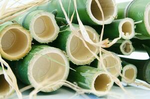 un' mazzo di bambù bastoni legato insieme con spago foto