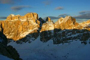 un' nevoso montagna foto