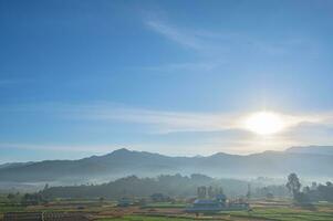 paesaggio Visualizza di Alba nel il presto mattina e mare di nebbia copertina il Mountian su il wat Phuket tempio punto di vista pua quartiere nan.pua nel il centrale parte di nan Provincia, settentrionale Tailandia foto