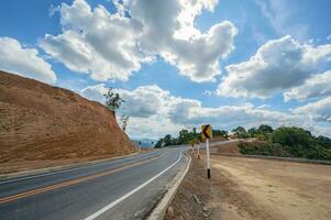 bellissimo strada su il montagna nel nan città thailand.nan è un' rurale Provincia nel settentrionale Tailandia confinante Laos foto