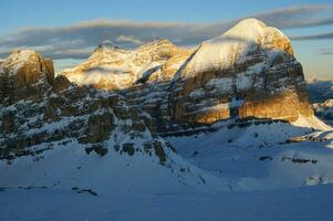 un' nevoso montagna foto