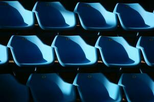 un' riga di blu sedie foto