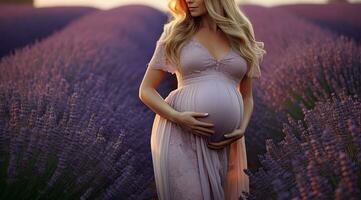 bellissimo incinta donna nel lavanda campo a tramonto, tonica, pancia di un' incinta donna nel un' lavanda campo, ai generato foto