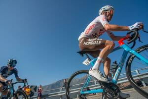 bergamo Italia 2023 Giro di lombardia ciclisti arrampicata il scalata di il zambla collina foto