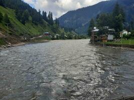 panoramico Visualizza di il naturale bellezza di tao culo, neelum valle, kashmir. tao culo è famoso per suo lussureggiante verde alberi e naturale bellezza. foto