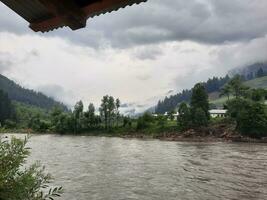 panoramico Visualizza di il naturale bellezza di tao culo, neelum valle, kashmir. tao culo è famoso per suo lussureggiante verde alberi e naturale bellezza. foto