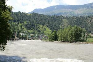 bellissimo giorno tempo Visualizza di Keran valle, neelam valle, kashmir. verde valli, alto montagne e alberi siamo visibile. foto