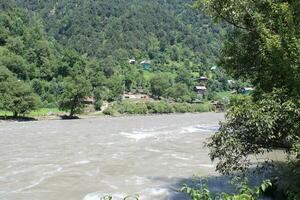 bellissimo giorno tempo Visualizza di Keran valle, neelam valle, kashmir. verde valli, alto montagne e alberi siamo visibile. foto