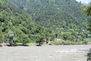 bellissimo giorno tempo Visualizza di Keran valle, neelam valle, kashmir. verde valli, alto montagne e alberi siamo visibile. foto