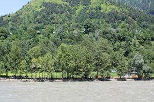 bellissimo giorno tempo Visualizza di Keran valle, neelam valle, kashmir. verde valli, alto montagne e alberi siamo visibile. foto