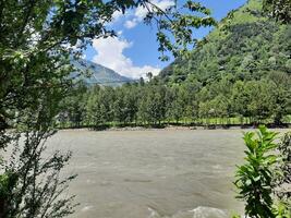 bellissimo giorno tempo Visualizza di Keran valle, neelam valle, kashmir. verde valli, alto montagne e alberi siamo visibile. foto