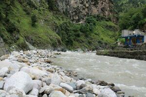 bellissimo Visualizza di kutton cascata, neelum valle, kashmir. kutton cascata è collocato nel il lussureggiante verde colline di neelum valle, kashmir. foto