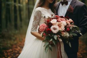 nozze coppia Tenere un' mazzo di fiori nel il foresta, sposa e sposo Tenere mazzo, ai generato foto