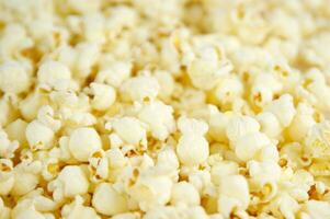 quattro colorato ciotole di Popcorn su un' bianca superficie foto