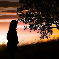 silhouette di un' solitario donna sta solo foto