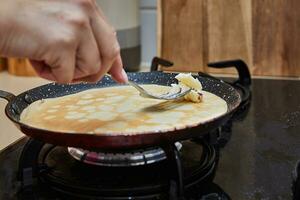 cucinando crespo suzette Pancakes nel frittura padella su gas stufa foto