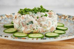 salmone tartare con formaggio, zucchine e erbe aromatiche foto