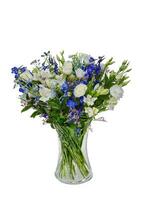bellissimo enorme mazzo di bianca Rose con gigli e blu fiori nel vaso isolato su bianca sfondo foto