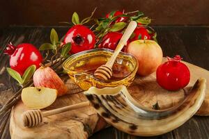 Rosh hashanah - ebraico nuovo anno vacanza concetto. ciotola nel il forma di un Mela con Miele, mele, melograni, shofar su di legno Vintage ▾ sfondo foto