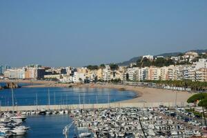 marina e pesca porta nel il cittadina di blanes su il catalano costa. foto