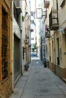 stretto strade nel il vecchio trimestre di il mediterraneo cittadina di blanes nel il Provincia di Barcellona, catalogna, Spagna. foto