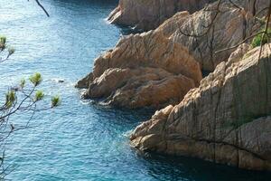 rocce e mare nel il catalano costa brava, mediterraneo mare, blu mare foto