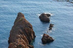 rocce e mare nel il catalano costa brava, mediterraneo mare, blu mare foto