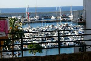 marina e pesca porta nel il cittadina di blanes su il catalano costa. foto