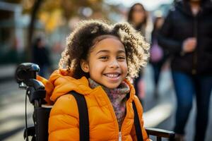 contento africano americano scolara seduta nel sedia a rotelle a elementare scuola foto