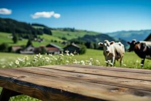 erboso campo con mucche nel sfondo su vuoto di legno tavolo foto