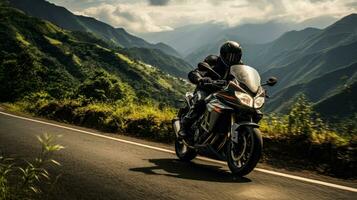 motociclista naviga avvolgimento montagna strade ammollo nel il panoramico bellezza foto