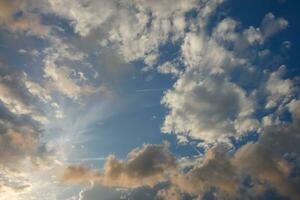 sparpagliato nuvole nel il cielo indicando un' modificare nel tempo atmosferico. foto