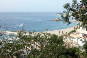 generale visualizzazioni di il mediterraneo villaggio di blanes nel il Provincia di barcellona. foto