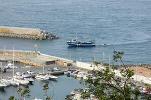 marina e pesca porta nel il cittadina di blanes su il catalano costa. foto