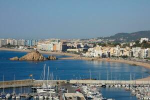 marina e pesca porta nel il cittadina di blanes su il catalano costa. foto