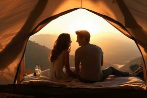 contento coppia picnic nel un' tenda a il sul fiume foto