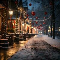 festivo luci e decorazioni su un' nevoso strada. foto
