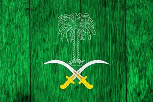 bandiera e cappotto di braccia di regno di Arabia arabia su un' strutturato sfondo. concetto collage. foto